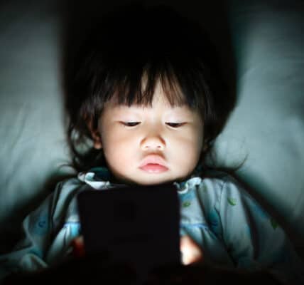 Study Connects Childhood Trauma with Short Video Addiction