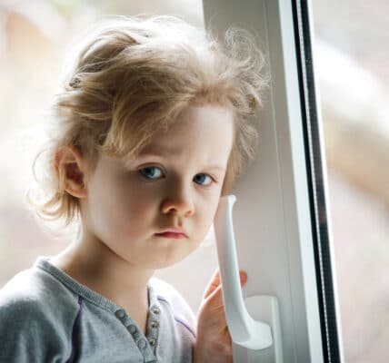 Photo of a child with an insecure expression typical of the children of addiction.