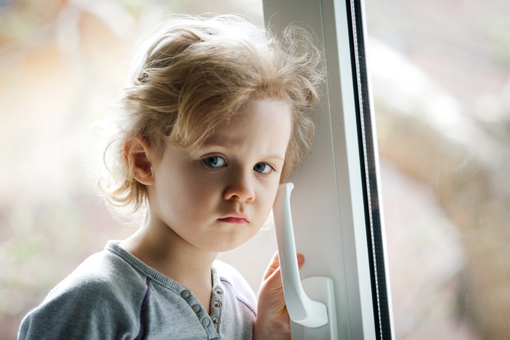 Photo of a child with an insecure expression typical of the children of addiction.