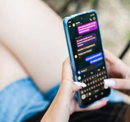Photo of a young woman in dialogue with a AI chatbot.