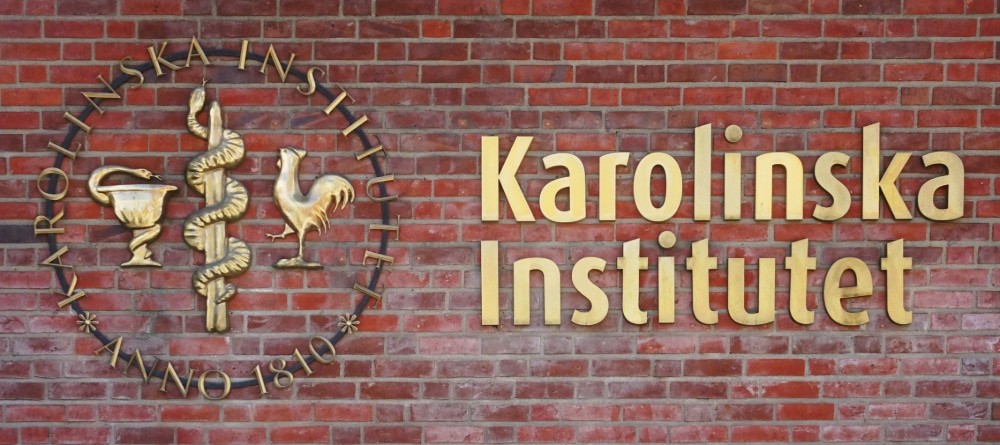 Photo of a brick wall containing the logo of the Karolinska Institutet.