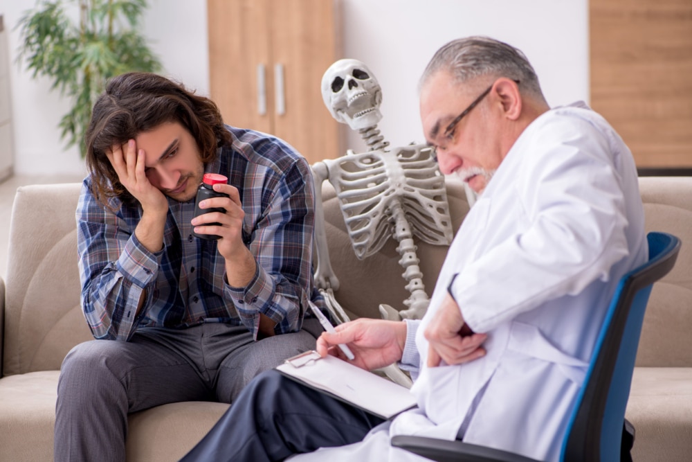 Photo of a man receiving GLP-1 drugs from a psychiatrist.
